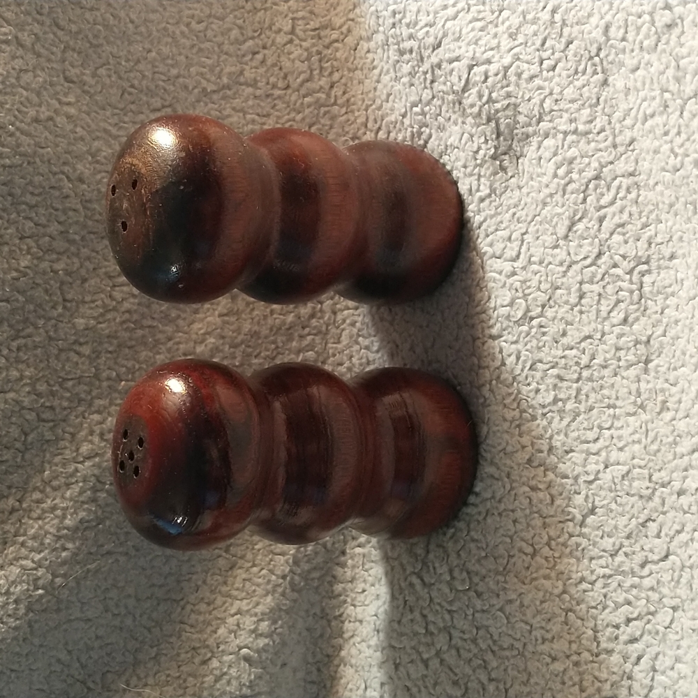 Wood Salt & Pepper Shakers Set - **H31